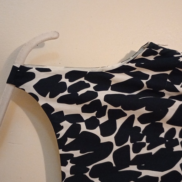 ANN TAYLOR PETITES, BLACK & WHITE PRINT, SLEEVELESS,SLIGHTLY FLARED SKIRT. - Picture 4 of 8